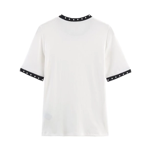 T-shirt bianca da donna con bordo di perle nere e tessuto a maglia a coste