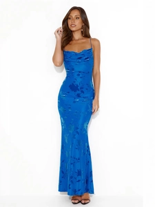 Robe longue bleu roi moulante à col bénitier et motif jacquard floral élégant