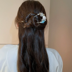 Detailansicht der goldenen Haarnadel mit Perlen und Seestern für elegante Hochsteckfrisur
