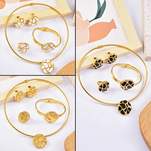 Parure de bijoux en acier titane avec pendentifs ronds irréguliers en émail noir et blanc