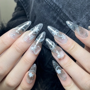 Handgemaakte Y2K press-on nagels met fonkelende zilveren sneeuwvlokken en parels