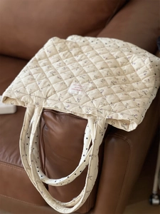 Gros plan sur le sac cabas matelassé en velours côtelé à fleurs avec doublure à pois