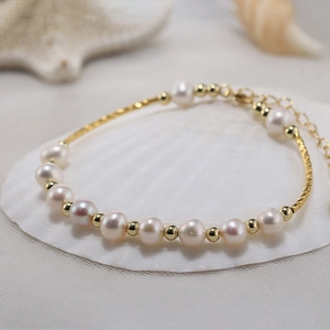 Elegant adjustable S925 sterling silver pearl bracelet on a white shell and starfish