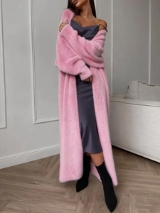 Cardigan rosa in finta pelliccia con abito sottoveste in raso per un look invernale
