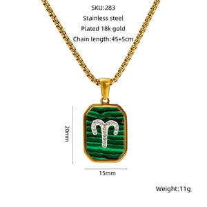 Détail du pendentif Bélier plaqué or 18k avec malachite et accents de diamants