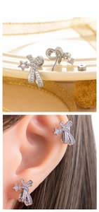 Détail macro de boucles d'oreilles étoile et nœud avec zircone et fermoir à vis