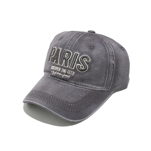 Détail de la broderie 3D Paris sur une casquette en coton gris foncé délavé