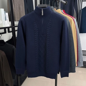 Nahaufnahme des dunkelblauen Strickpullovers mit halbem Reißverschluss und Zopfstrickmuster