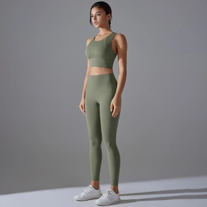 Detailansicht von grau-grünem Yoga-Set mit High-Waist-Leggings und Sport-BH für Damen