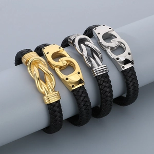 Détails de bracelets en cuir tressé avec des breloques métalliques argentées et dorées