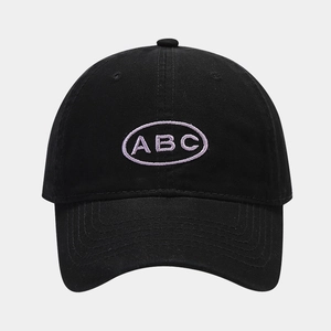 Gros plan détaillé de la broderie ABC sur une casquette en coton noir avec bordure violette