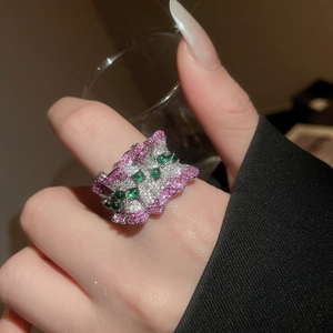 Gros plan d'une bague chat scintillante avec cristaux roses et blancs sertis en pavé
