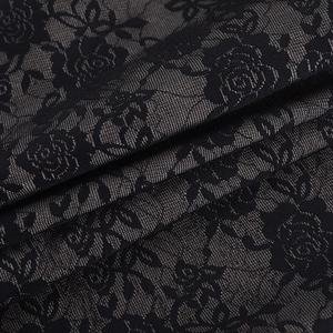 Détail de tissu en dentelle noire avec motifs de roses en 3D et texture délicate