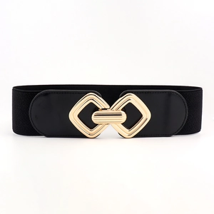 Détail d'une large ceinture élastique noire avec une boucle géométrique en métal doré
