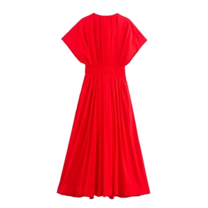 Vue détaillée du dos de la robe midi plissée rouge avec taille cintrée
