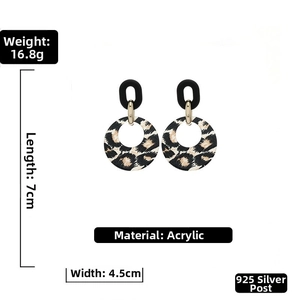 Détails des boucles d'oreilles léopard géométriques, dimensions 7cm x 4,5cm et poids 16,8g