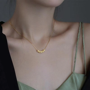 Elegante goldene Halskette für Damen mit fünf minimalistischen Perlen an dünner Kette