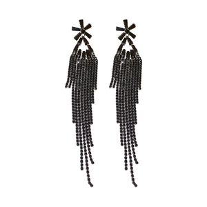 Boucles d'oreilles fleur en zircon noir avec de longs glands métalliques sur fond blanc