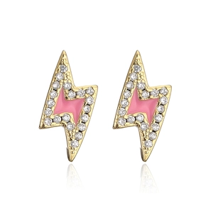 Dettaglio degli orecchini a saetta dorati con smalto rosa e micro zirconi incastonati