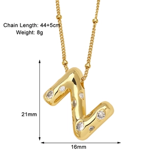 Vue détaillée du pendentif lettre Z plaqué or avec zircons et spécifications de la chaîne