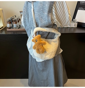 Détail de la texture d'un sac en peluche blanc avec un ornement d'ours brun en 3D