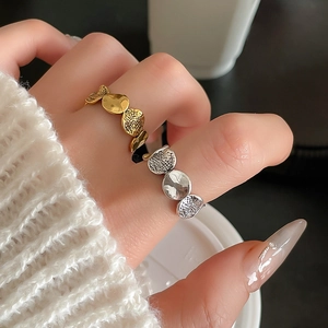 Detailansicht der unregelmäßigen Hammerschlag-Ringe in Gold und Silber Optik