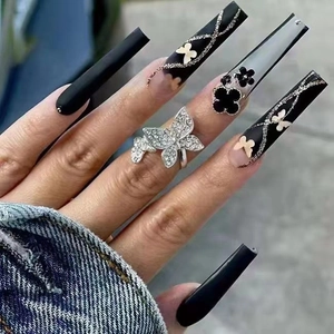 Faux ongles ballerine noirs extra longs avec papillons et décorations brillantes