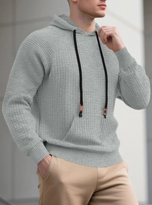Detail der hellgrauen Waffelstrickstruktur am Herren-Hoodie mit Kordelzug und Lederschnalle