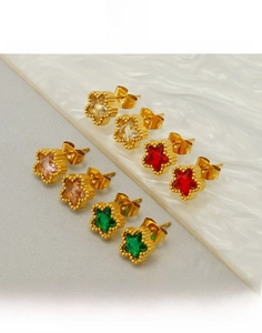 Dettaglio di orecchini a stella in acciaio placcato oro 18K con cristalli colorati
