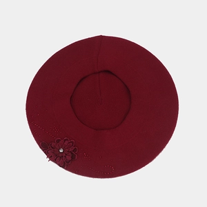 Basco in maglia rosso scuro vintage francese con fiore in pizzo e strass brillanti