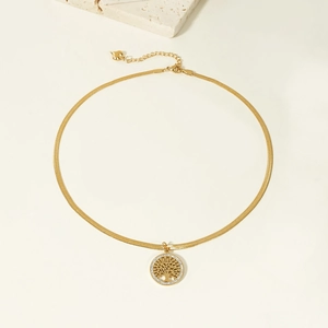 Détail du pendentif Arbre de Vie doré avec cristaux brillants sur chaîne serpent plate