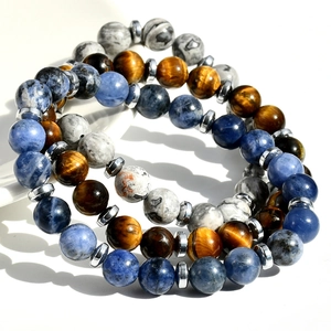 Handgefertigtes Armband aus Tigerauge und Sodalith mit silbernen Zwischenperlen