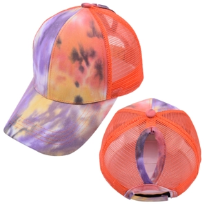 Detail der Tie-Dye Ponytail Baseballkappe mit orangefarbenem Netz und hinterem Loch