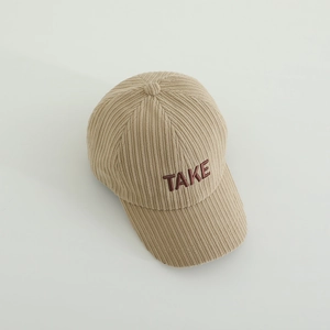 Détail de la casquette de baseball en velours côtelé kaki avec lettres TAKE brodées