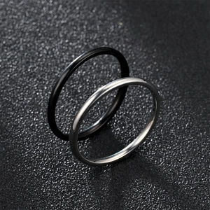 Vista detallada del juego de anillos minimalistas de acero inoxidable en negro y plata