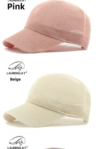 Detalle de gorras de béisbol de malla transpirable en rosa y beige con visera curva