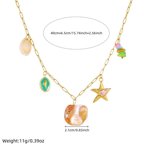 Collier plaqué or avec pendentifs étoile de mer coquillage et pierres colorées sur blanc