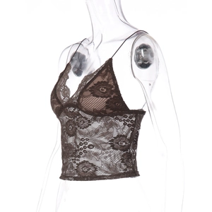 Gros plan du caraco en dentelle marron avec motifs floraux sur mannequin transparent
