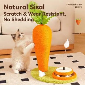 Griffoir en sisal forme carotte avec socle à balles et jouet lapin en peluche