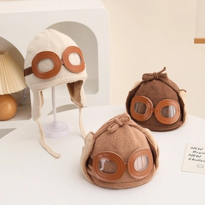 Detailansicht der Kinder-Pilotenmützen in Creme und Braun mit dekorativer Brille