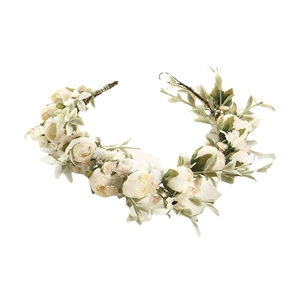 Corona di fiori bohémien per sposa con rose crema e foglie verdi su sfondo bianco
