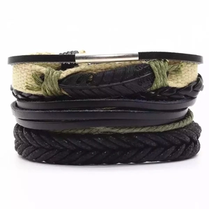 Vue détaillée des bracelets multicouches en cuir avec un pendentif plume noir élégant