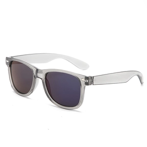 Detalle de gafas de sol para niños con montura gris transparente y remaches plateados