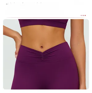 Détail de la taille haute froncée en V sur un pantalon de yoga violet pour gainage du ventre