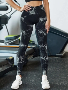 Vue frontale de legging tie-dye taille haute avec effet liftant fessier en salle