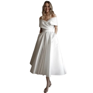 Robe de mariée midi élégante en satin blanc avec col bateau et jupe évasée à poches