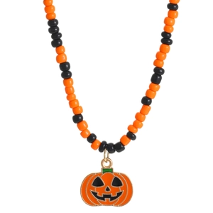 Detalle de collar de Halloween con cuentas naranjas y negras y colgante de calabaza
