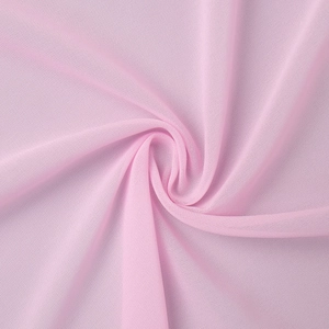 Macro-opname van roze chiffon stof met een semi-transparante textuur en zachte plooien