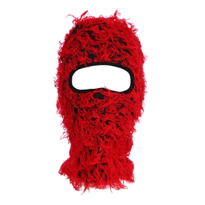 Detailaufnahme der roten flauschigen Sturmhaube mit weicher Mohair-Textur für den Winter