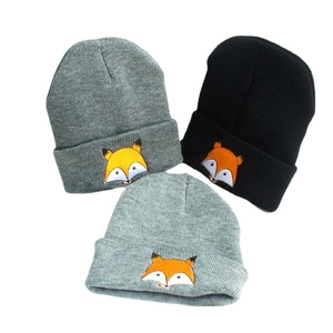 Bonnet en Maille d'Hiver pour Enfants Broderie de Renard en Dessin Animé Beanie Chaud pour Tout-Petits Bébé Garçons Filles Acrylique Doux Casquette de Protection d'Oreille Coupe-Vent
